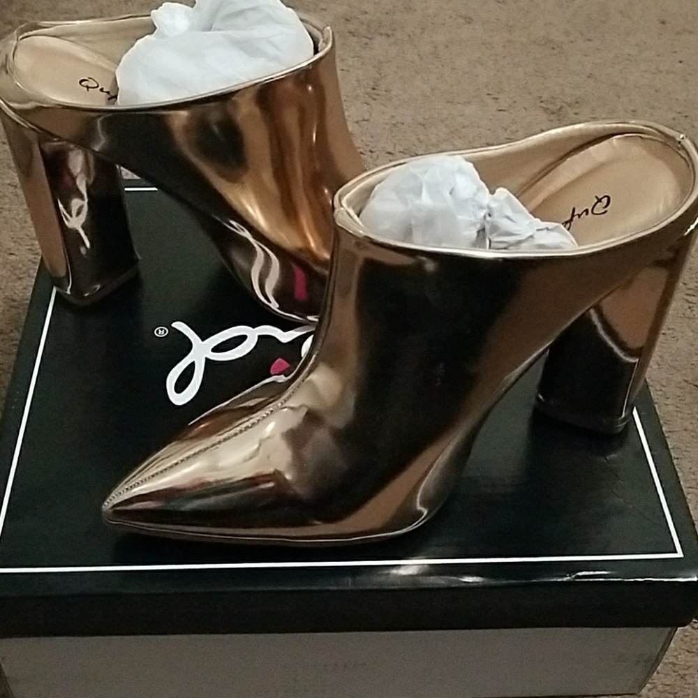 Rose gold shiny metallic pumps